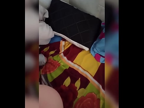 ❤️ منهنجي روم ميٽ گهر ۾ اڪيلي رهي ٿي ڇاڪاڻ ته هن جو مڙس موڪلن تي وڃي ٿو ۽ مان موقعو وٺان ٿو ته هن کي چوسان ۽ هن جي گدا کي کير سان ڀريان. ☑ ❌