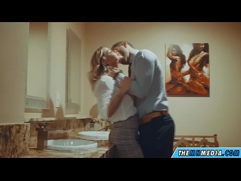 ❤️ جڏهن هڪ busty سنهري اوھان کي هڪ عوامي آرام روم ۾ seduces ☑ ❌